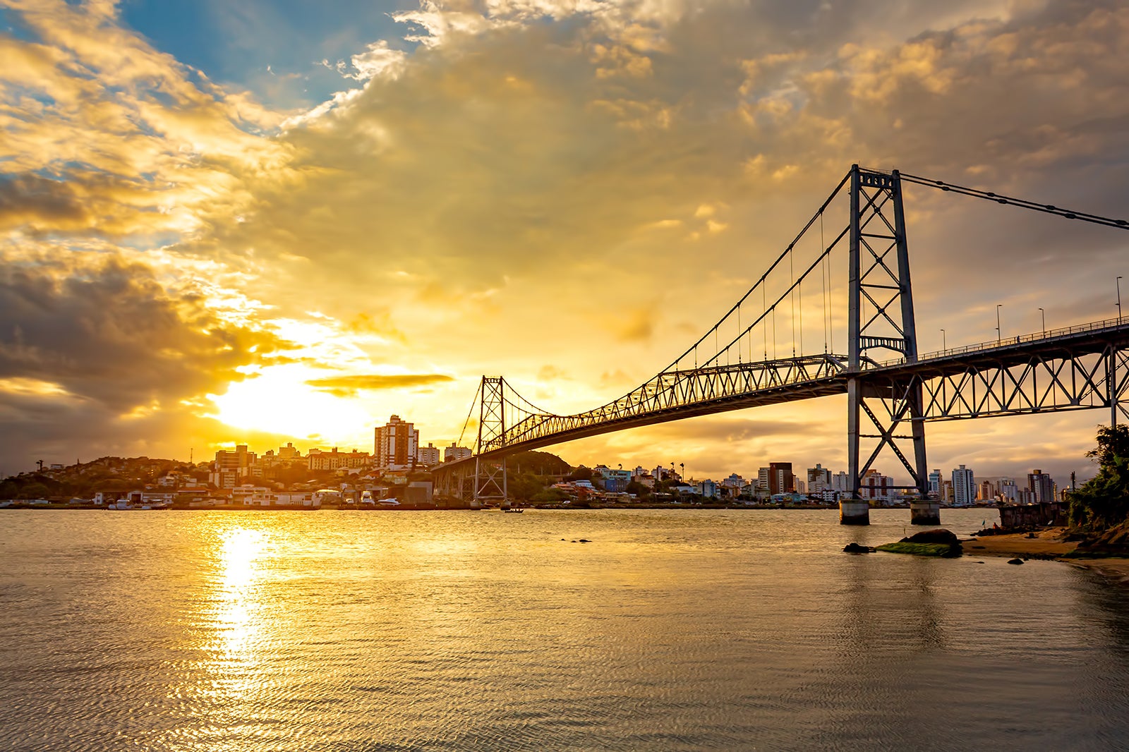 Ponte Hercílio Luz em Florianópolis ao pôr do sol